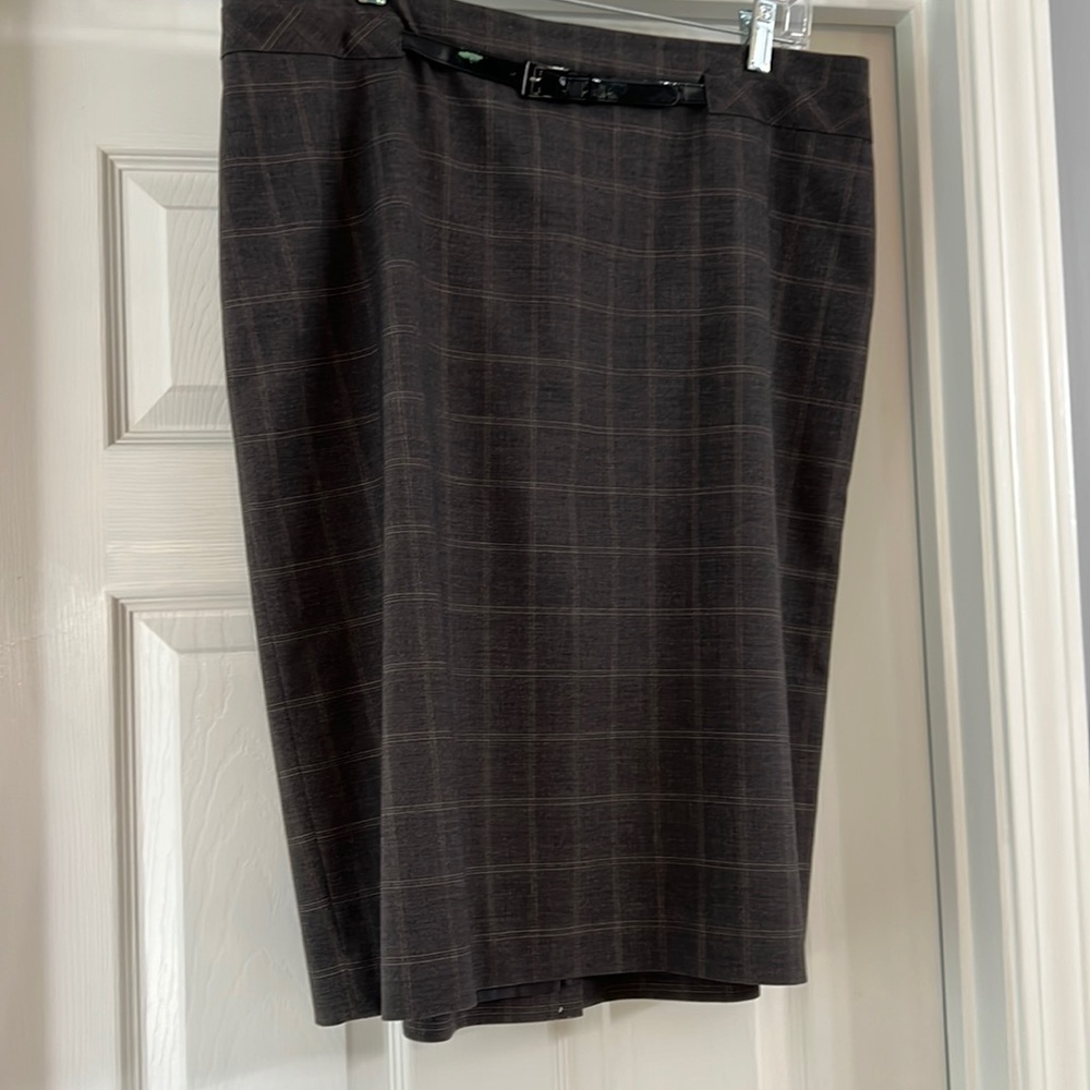 Gray pencil skirt with black belt accent